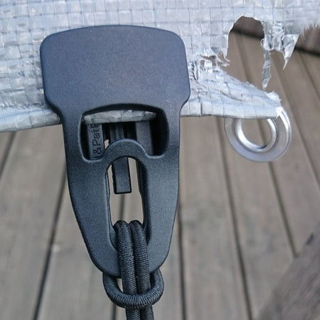 Fire stk. SeaTec Holdon multiclip fasteners monteret på en båd.