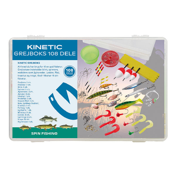 Kinetic grejbox åbnet med fiskegrej og tilbehør, vist fra siden.