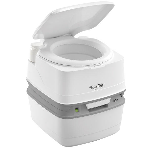 Porta Potti Qube 335 hvid med dørkbeslag set forfra