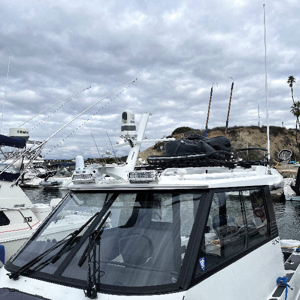 ScanStrut radarmast vist fra siden, klar til installation af VHF-udstyr