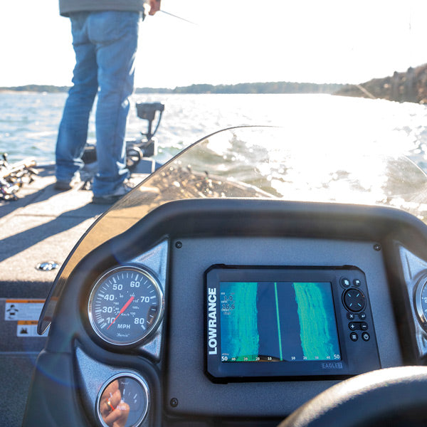 Nærbillede af Lowrance Eagle 7 HDI's knapper og interface