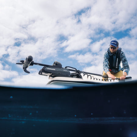 Overblik over lowrance trolling motor med tilbehør.