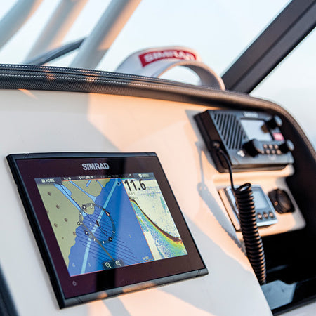 Frontvisning af Simrad GO9 XSE 9" med klar skærm