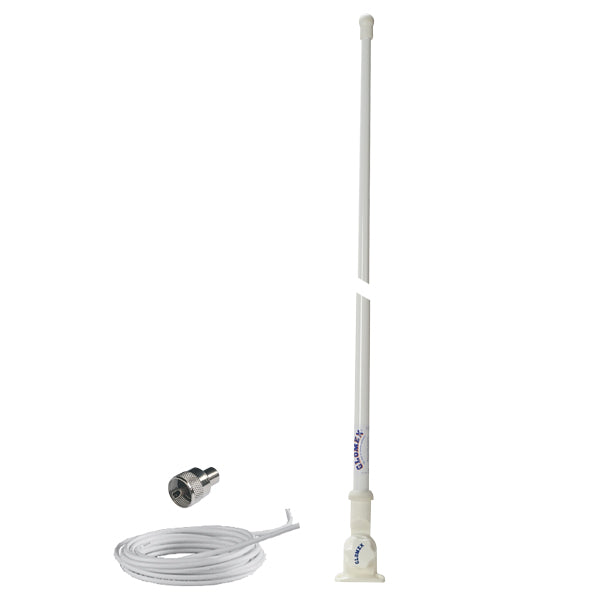 Glomex VHF antenne RA104 med kabel, vist på en båd