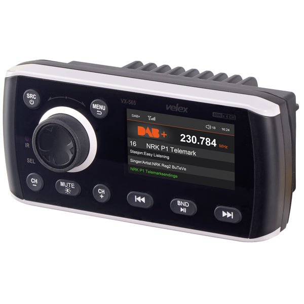 Velex marine radio DAB+/FM bluetooth set forfra, klar til brug på båden.