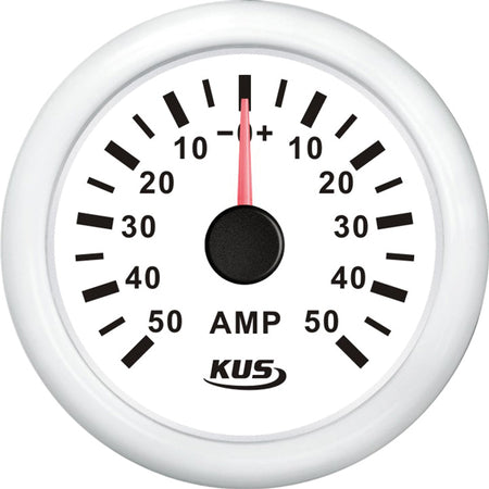 Kus amperemeter i hvidt, monteret på båd til måling af strømstyrke.