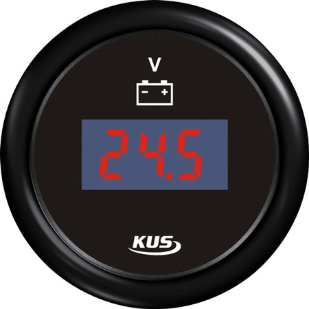 Kus digital voltmeter i sort, monteret på bådpanel med måling af spænding