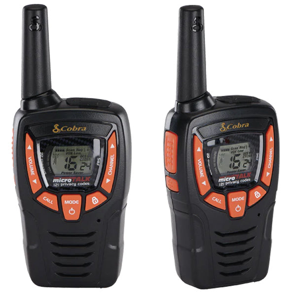 Cobra AM655 PMR radio i et maritimt miljø med bølger i baggrunden