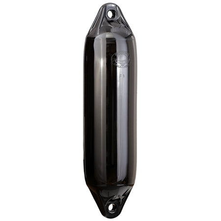 Polyform F1 fender monteret på båd, synlig i brug som beskyttelse.