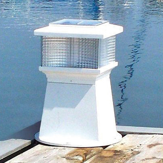Frontvisning af Dock Edge LED lys, monteret ved en dock.