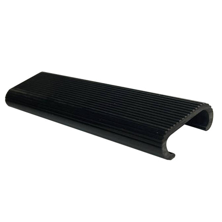 Sort PVC trin til badestiger fra SeaTec, set forfra på båden.