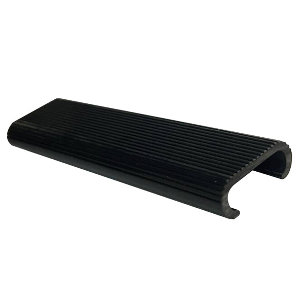 Sort PVC trin til badestiger fra SeaTec, set forfra på båden.