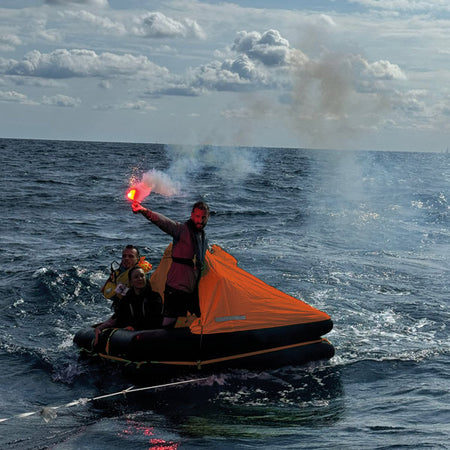 Hero redningsflåde pakket sammen, klar til transport på båden.