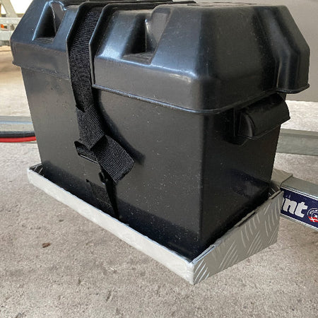 Close-up billede af SeaTec batterikasse-holderens monteringsdetaljer