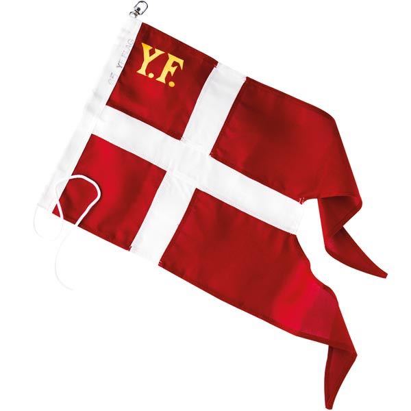 SeaTec yachtflag syet i 170 g/m² flagdug, 132x250 cm, monteret på en båd