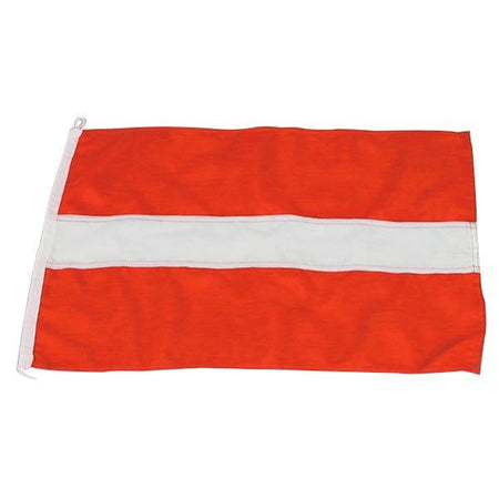 Gæsteflag fra 1852 med Letlands flag, 30x45 cm, hængende på båd
