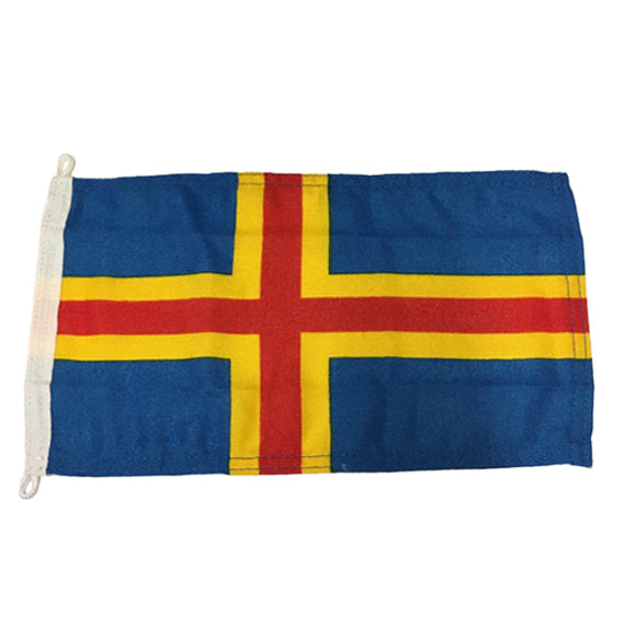 Gæsteflag fra Adela med Ålandsymbol, vist både forfra og bagfra.