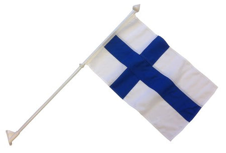 Facadeflagsæt fra Adela i hvidt letmetal, monteret på stang, der viser finsk flag.