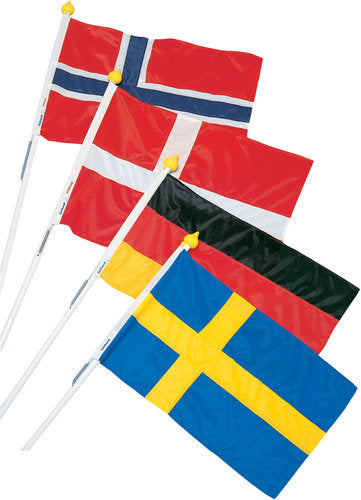 Facadeflagsæt Norge fra Adela monteret på båd i flot blæsevejr.