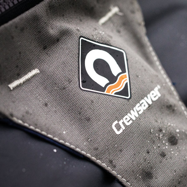Visning af Crewsaver Crewfit 165N med D-ring, set forfra.