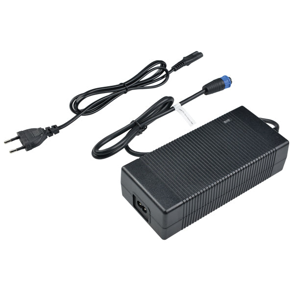 Epropulsion Spirit 1.0 Plus med EVO lader 180 W i en maritim setting