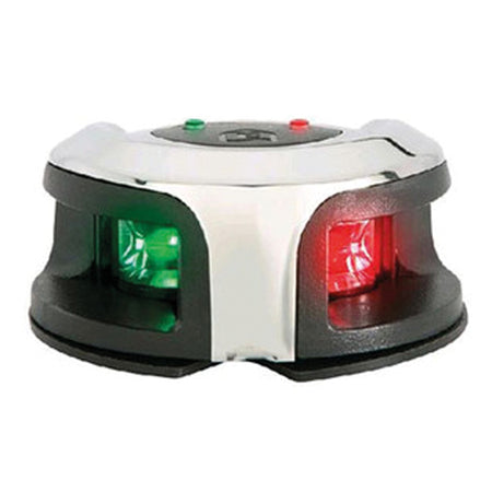 Attwood LED lanterne med rød/grøn lysopdeling monteret på båd