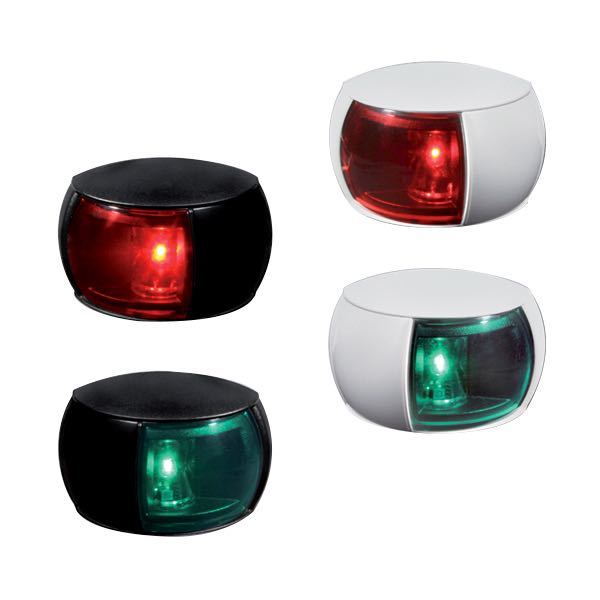 Hella LED lanterne til styrbord, set fra siden på båden