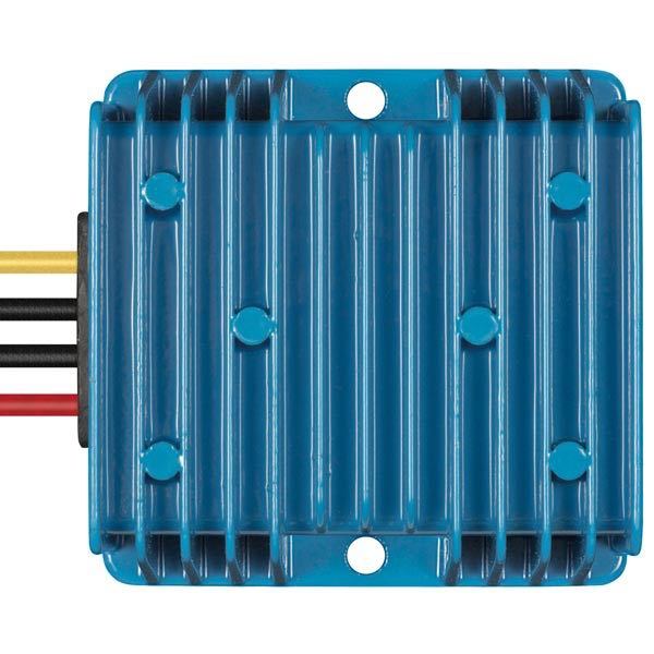Victron Orion omformer 24-12V 5Amp set fra siden med stik og kabler synlige.