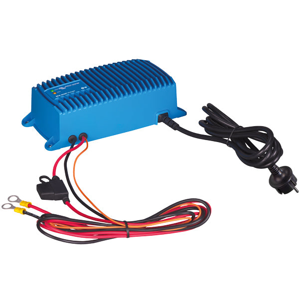 Victron Blue Smart lader 12V 17Amp installeret i båd, kompakt og robust design.