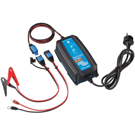 Victron lader monteret på båd med tydelig IP65 beskyttelse