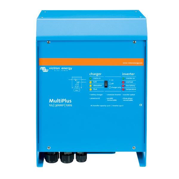 Victron Multiplus inverter/lader installeret i en båd med synlig kabinet