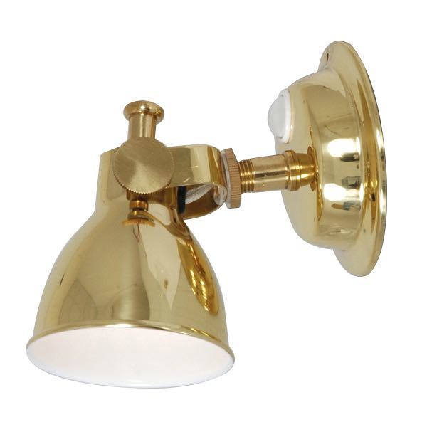 SeaTec salonlampe i messing, monteret på en bådvæg, med blødt halogenlys