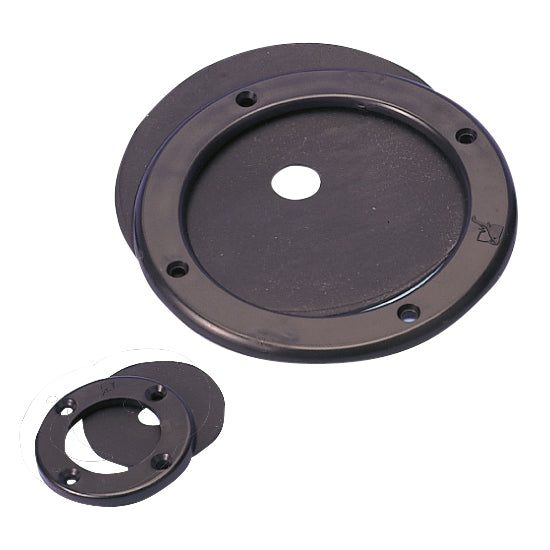 Roca kabelgennemføring ø120mm i PVC, monteret på dæk af en båd.