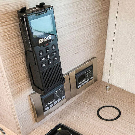 ROKK lader i brug med mobiltelefoner på båddek