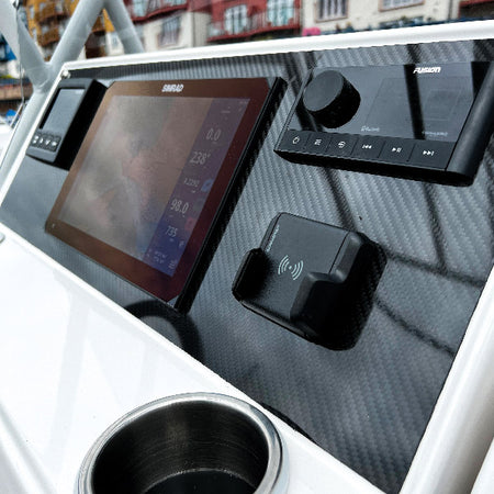 ROKK 10W lader i brug med tilsluttet enhed