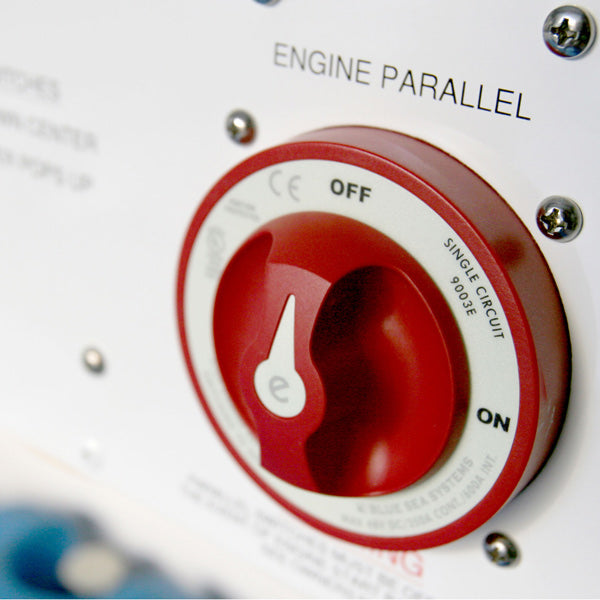 Sidevisning af Hovedafbryder E-Serie installeret på kontrolpanel