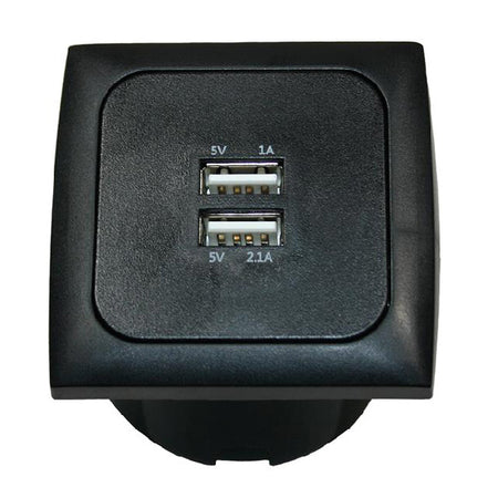 Dobbelt USB-A indbygningsstik fra SeaTec, monteret i en båd