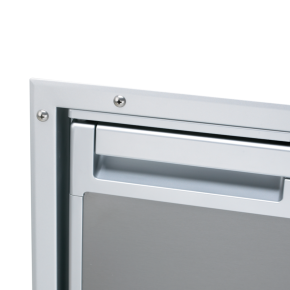 Dometic Coolmatic flush mount ramme monteret på båd