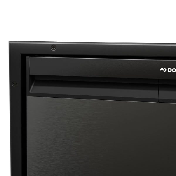 Dometic NRX80 køleskab med sort ramme i bådmiljø