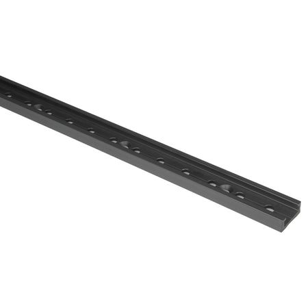 Ronstan C-skinne 19mm, sort, set fra siden med bådtilbehør
