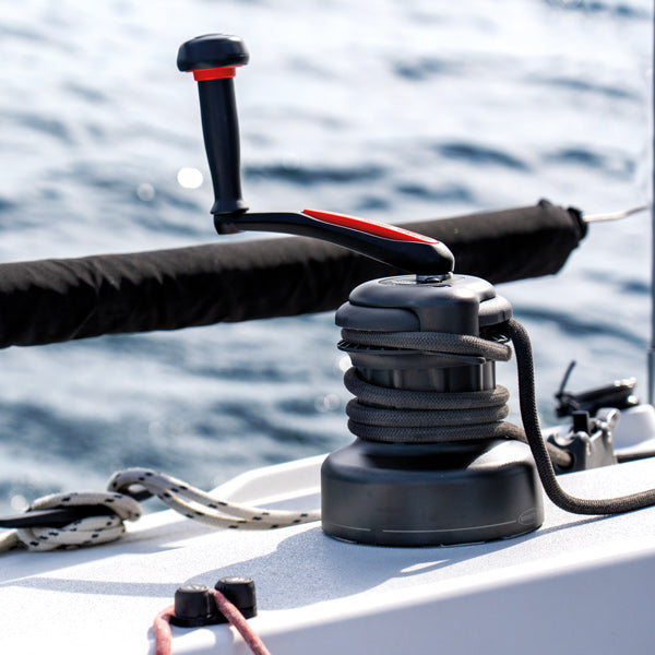 Close-up af Ronstan 50 QT Orbit med drejeskive og bremsemekanisme.