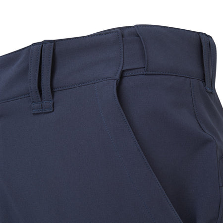 Gill UV024 shorts i navy, i brug af en person ved kysten