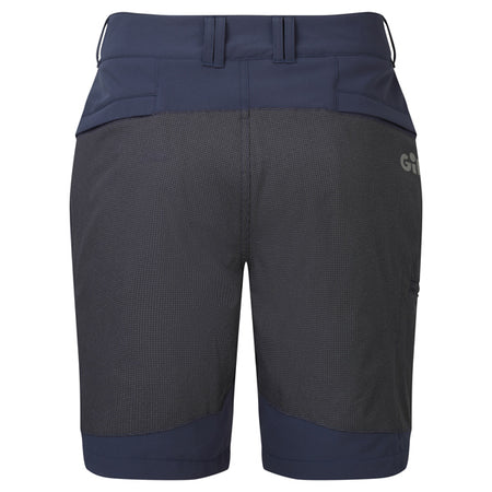 Gill UV024 shorts vist i brug af en sejler til bådaktiviteter