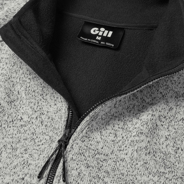 Gill fleece jakke i grå med logo, præsenteret på en båd