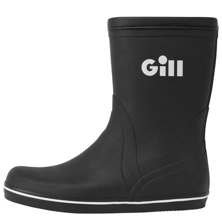 Gill 917 gummistøvle kort set fra siden med sejlerbaggrund