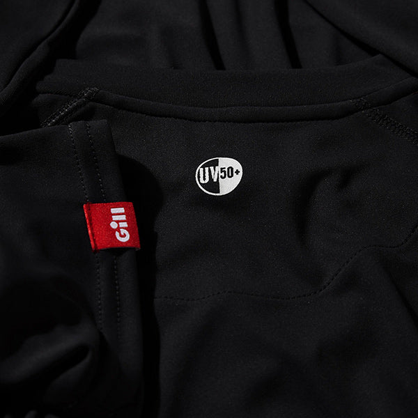 Detalje af Gill's sorte UV T-shirt, nærbillede af materialet