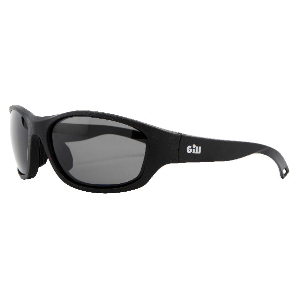 Gill 9475 Classic solbrille sort set fra siden med sollys i baggrunden