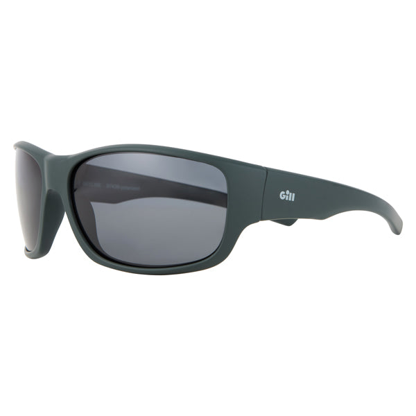 Gill, 9743 Skyline solbrille i oceanfarve set forfra med en maritim baggrund