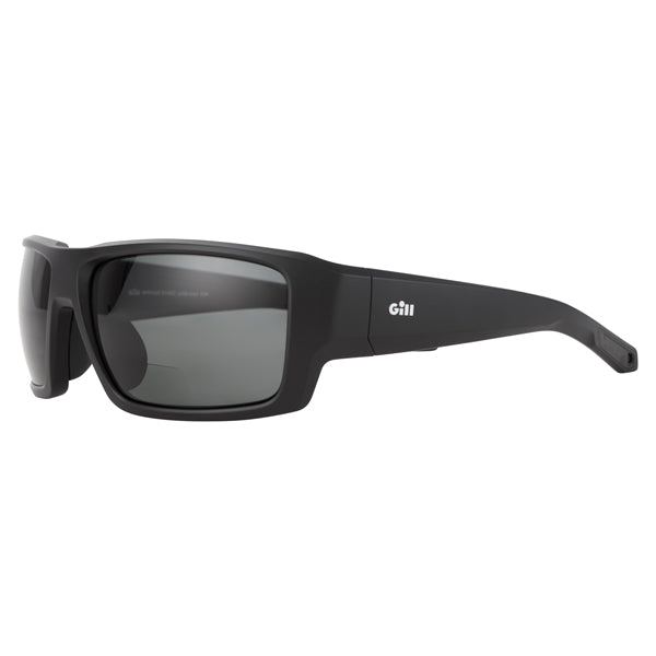 Gill, 9745 Mirage Bi-focal solbrille på en båd i sollys