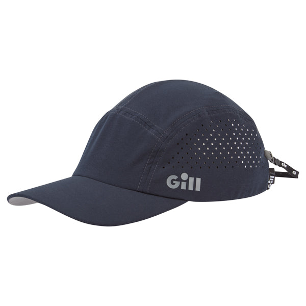 Gill 156 Verso Cap Navy i brug ved sejlads under solen